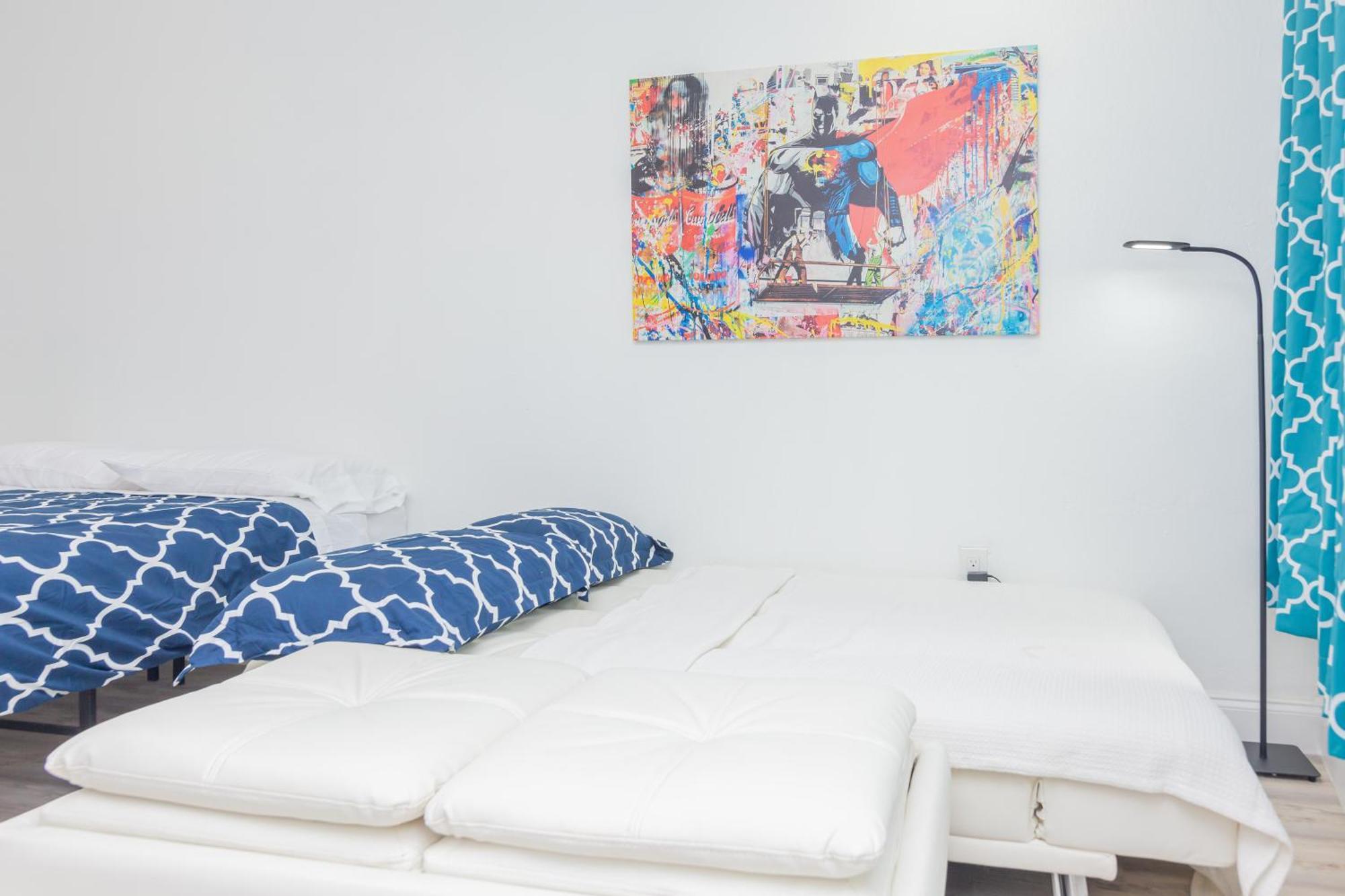 Ocean Drive Deco W/2 Queen Beds, Steps 2 Apartment