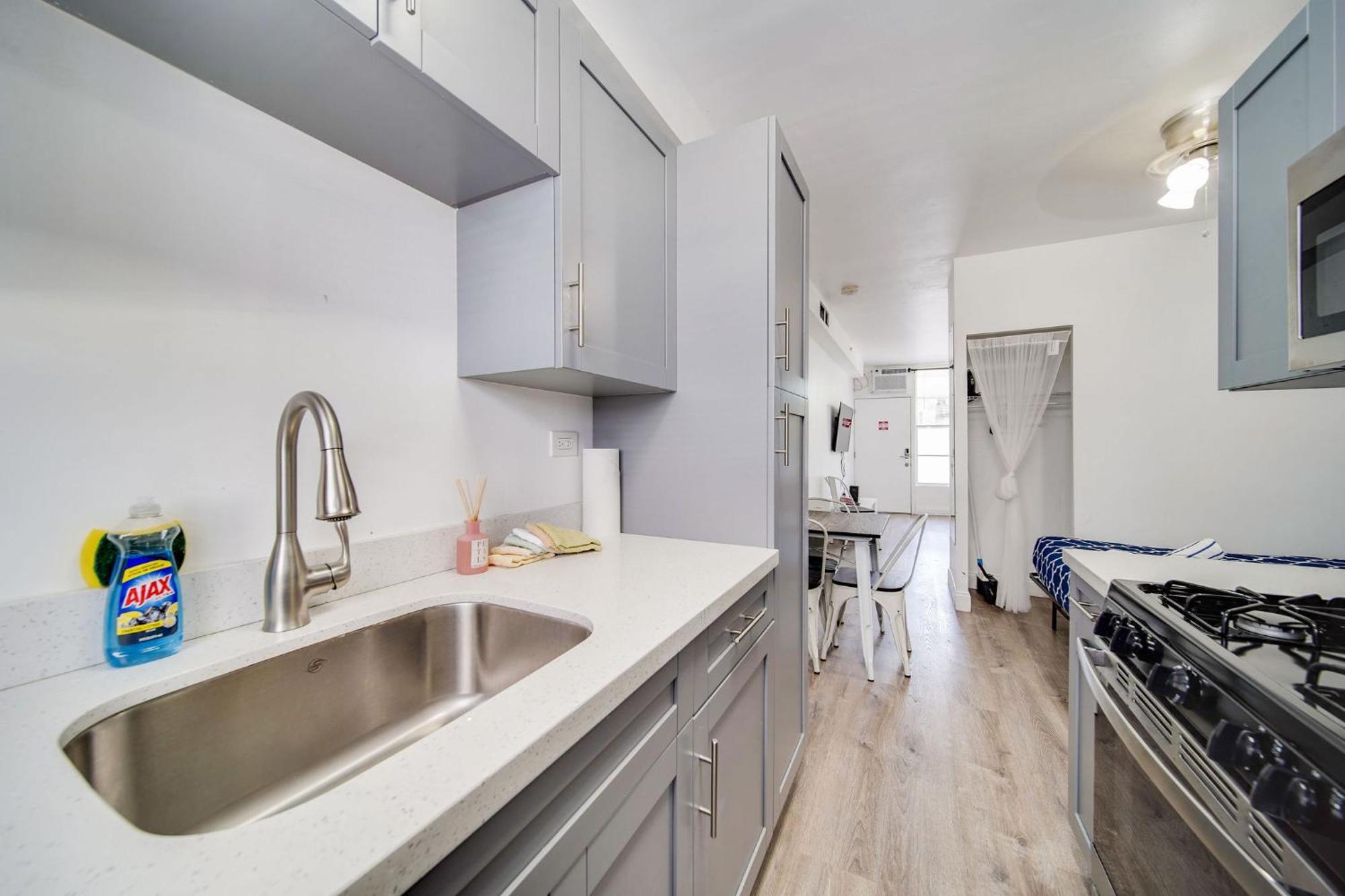 Apartment Deco Ocean Dr Deal, W/2 Queen Beds, South *