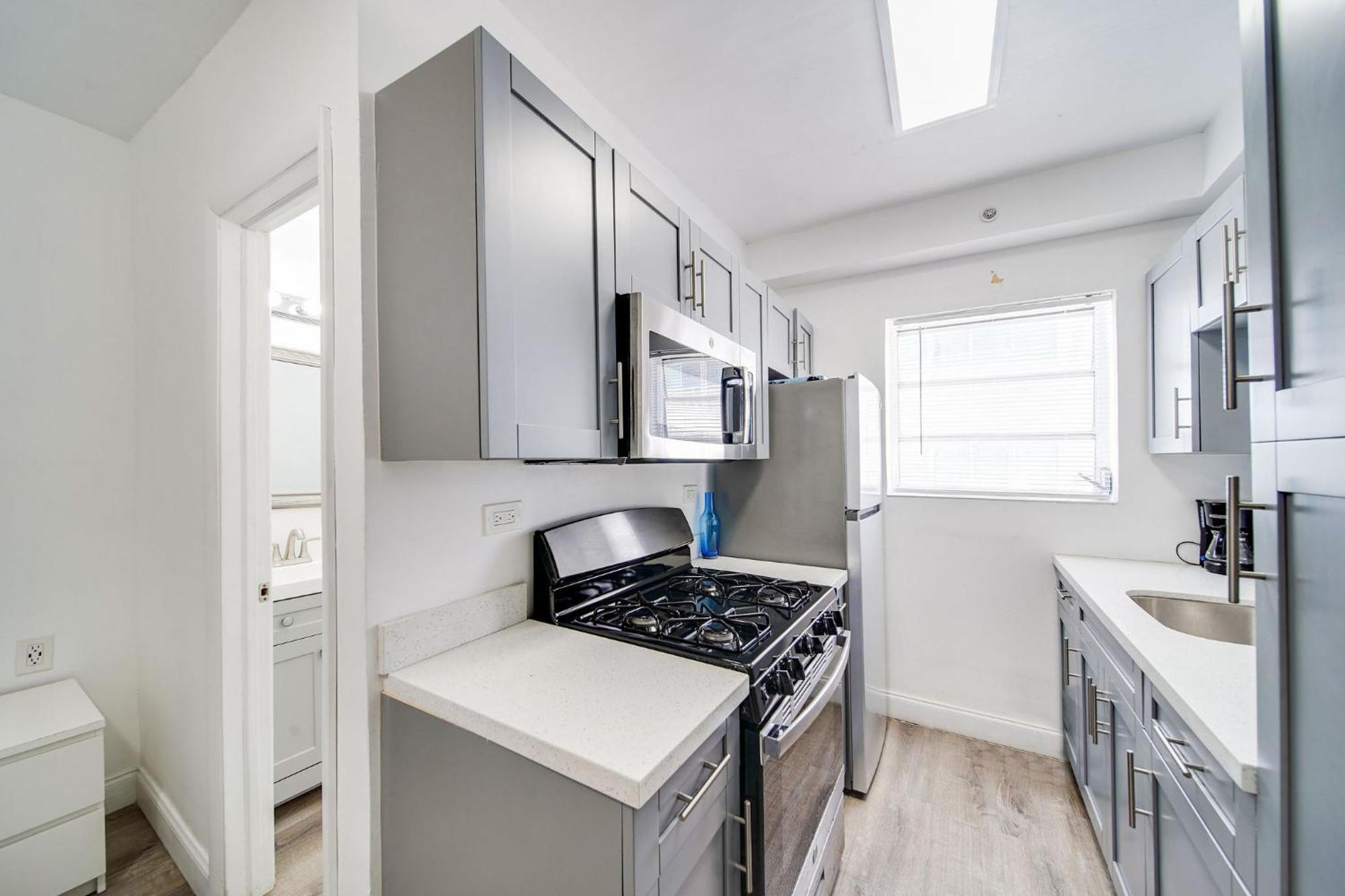 Deco Ocean Dr Deal, W/2 Queen Beds, South Apartment *