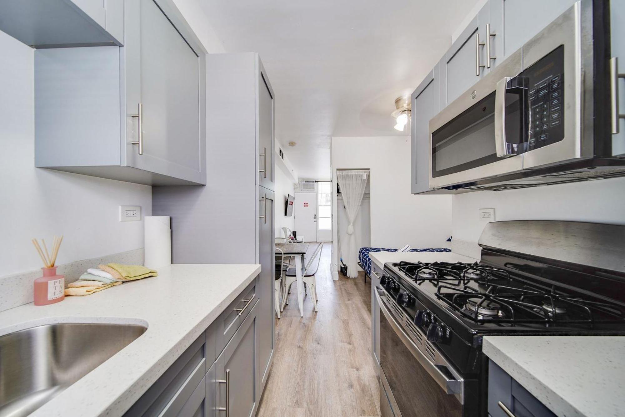 Deco Ocean Dr Deal, W/2 Queen Beds, South *