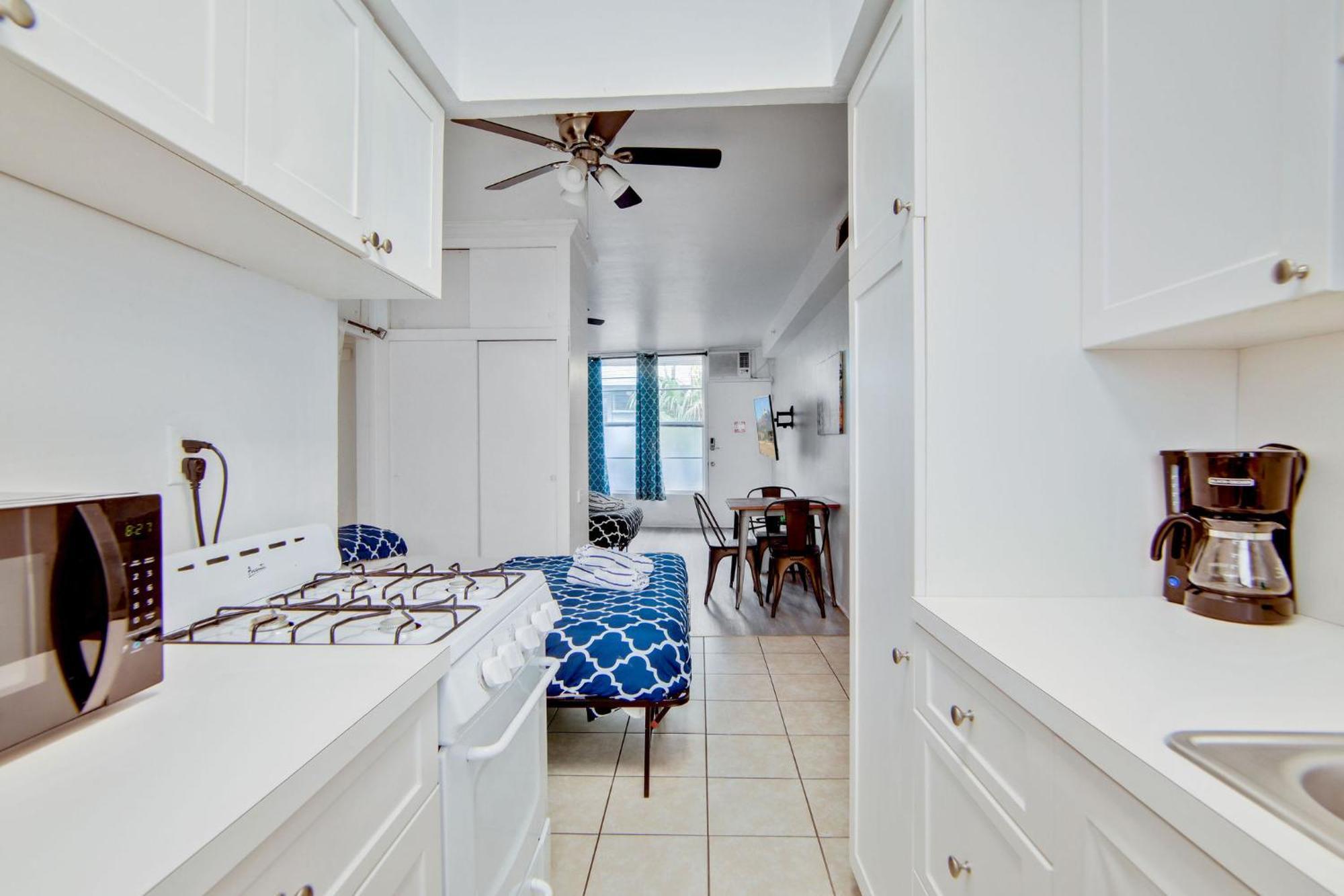 Apartment Ocean Drive Deal, W/2 Queen Beds, Near