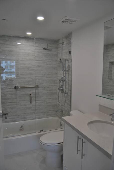 Luxury Beachfront 3 Bedroom Miami Condo, Holiday home Miami Beach