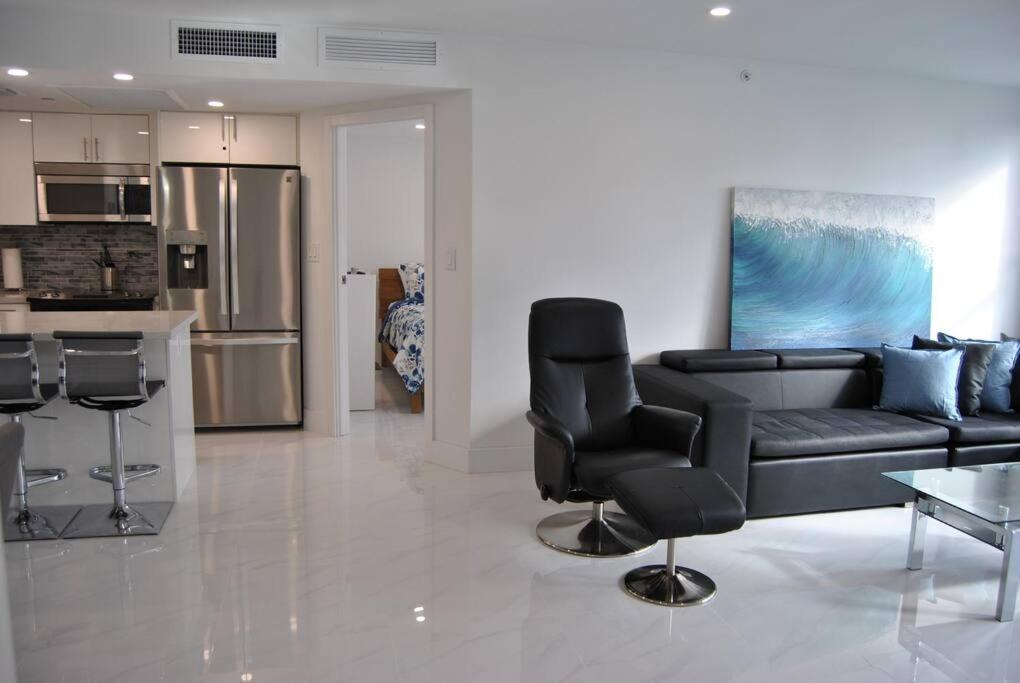 Luxury Beachfront 3 Bedroom Miami Condo, * Miami Beach