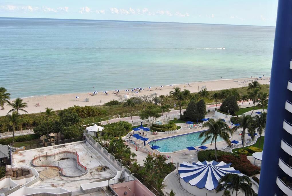 Luxury Beachfront 3 Bedroom Miami Condo, Holiday home Miami Beach