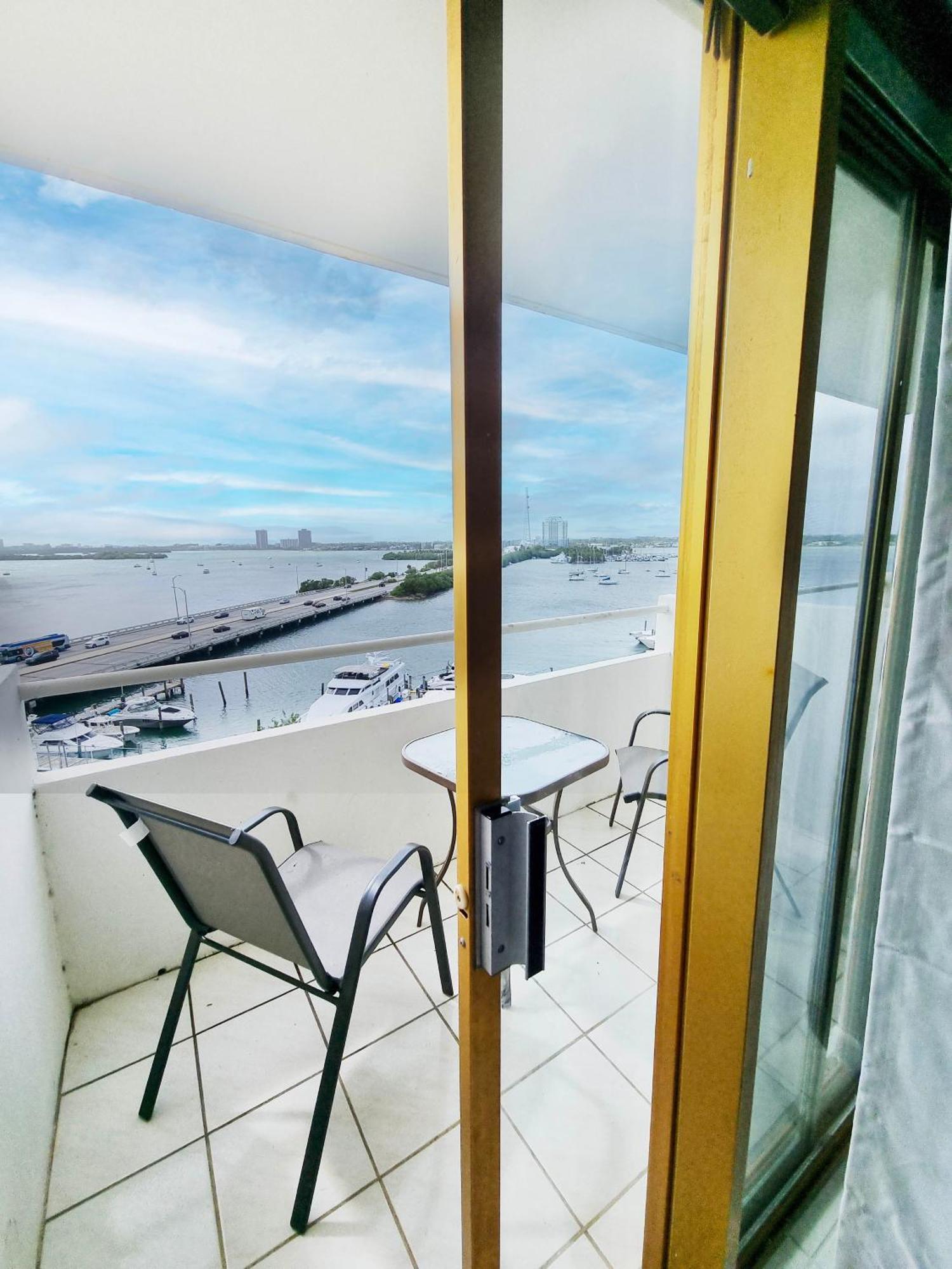 Bayfront Breathtaking Views- One Bedroom W Balcony- Living -free Parking *