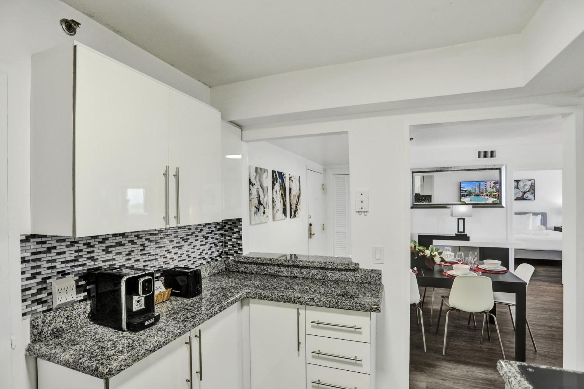 Apartment Adorable 2 Bedroom Service 1110 Miami Beach