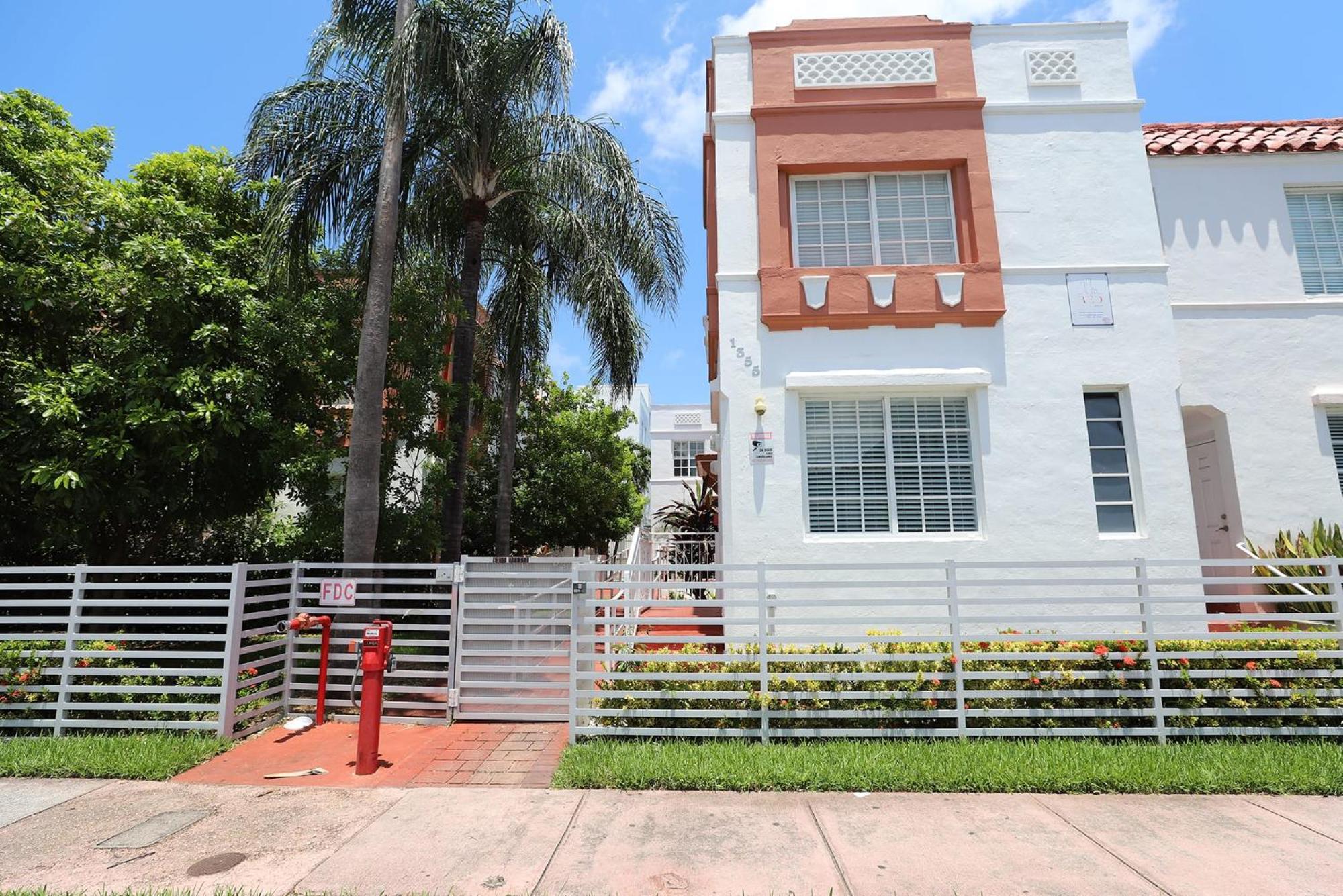 Apartment 3 Minute Walk To 2 Bedroom Family Friendly With No Pet Fee *