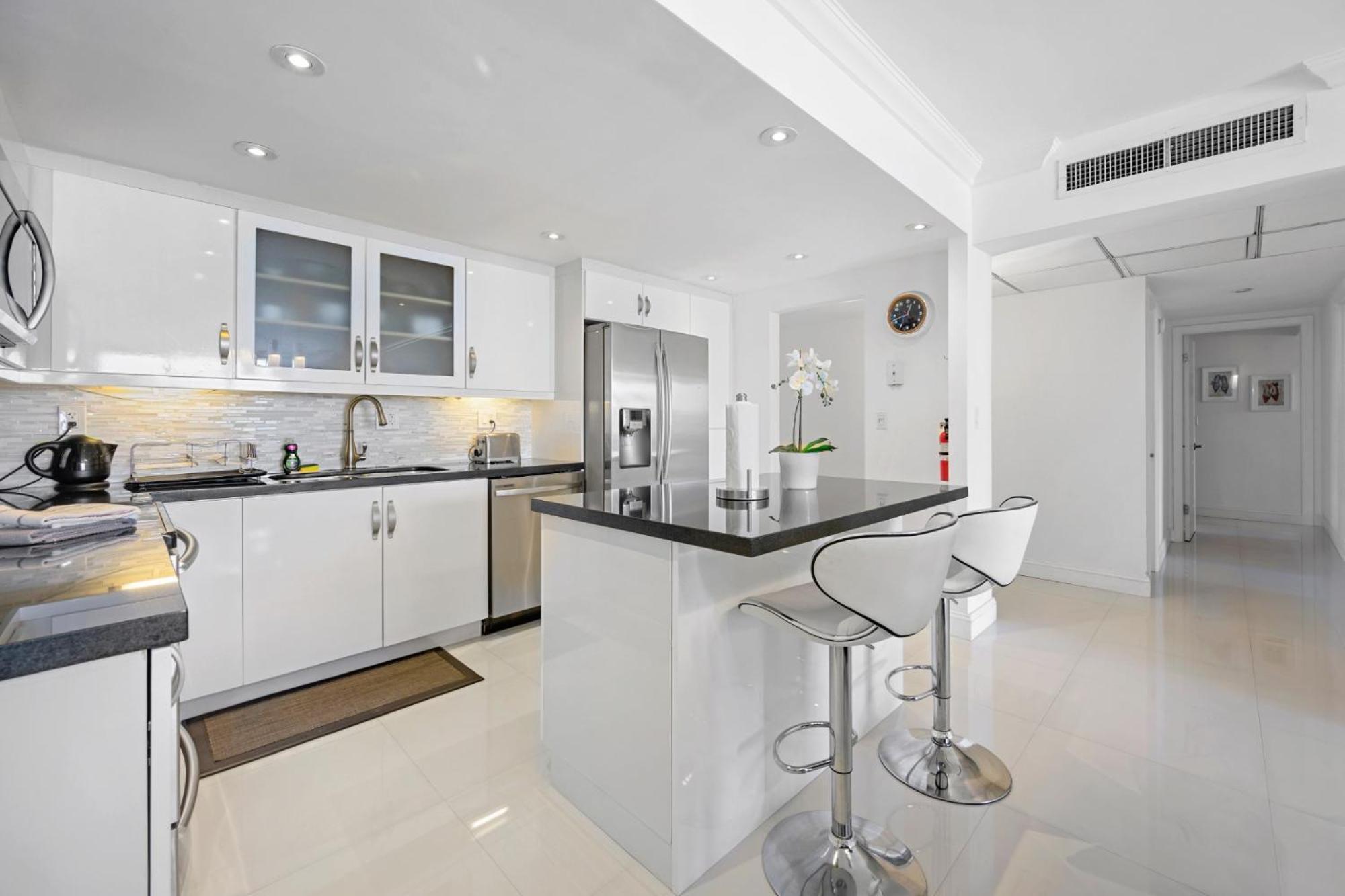 Apartment Spacious Of 2br - 2bth Near Of The Great Price *