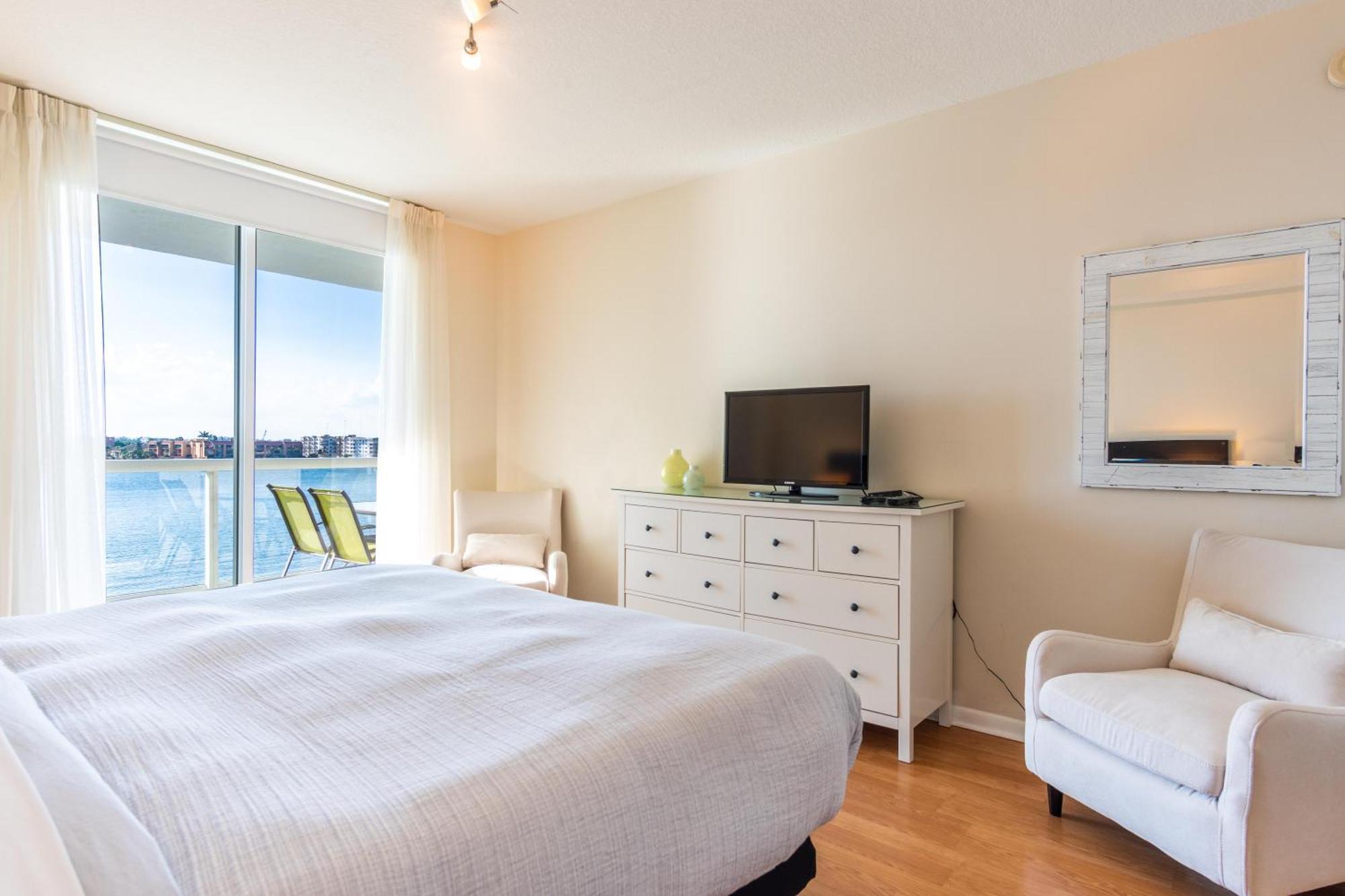 Golden Bay 56 Apartment *