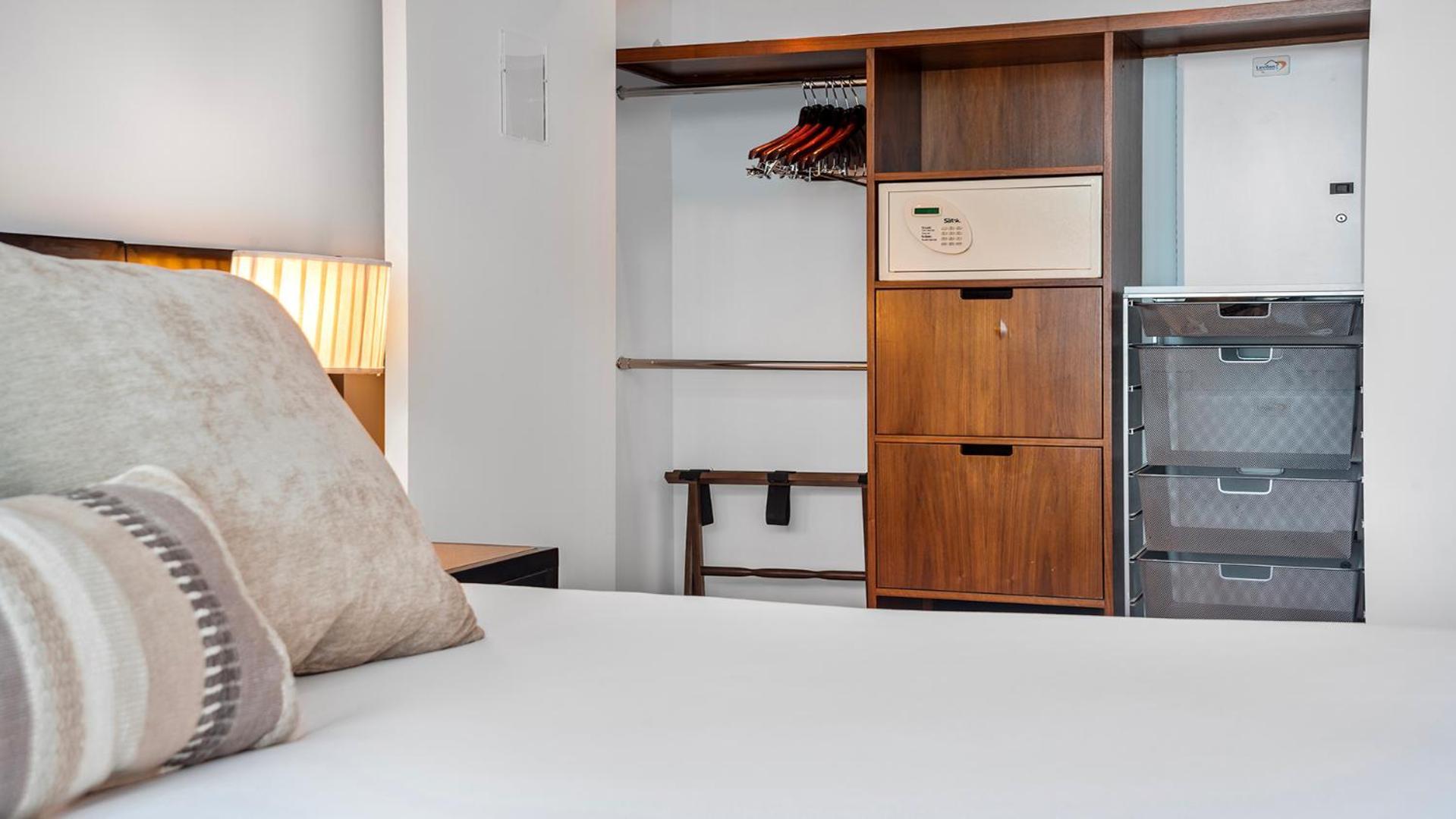 1 Bedroom Private At Carillon Miami -911 *