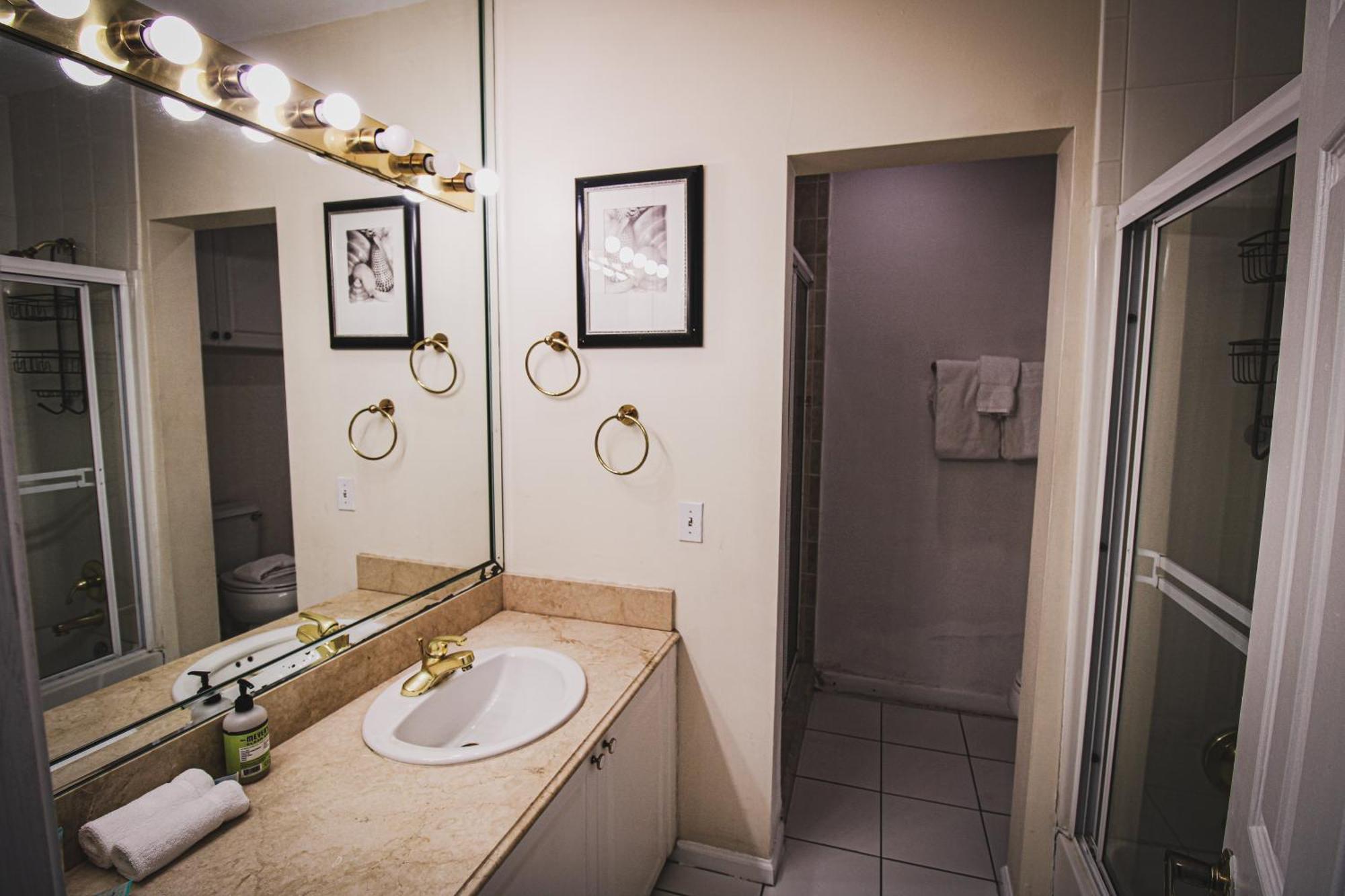 Castle Ph15 Spacious Penthouse With Balcony, Access, Pool, Tennis, Free Parking * Miami Beach