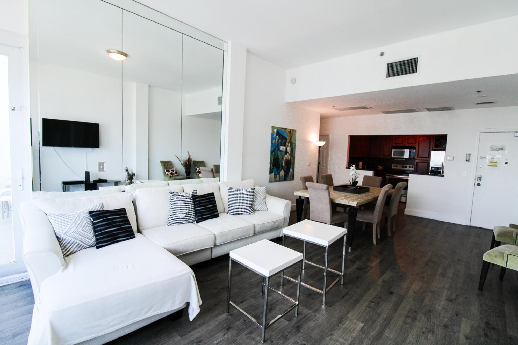 Castle Ph15 Spacious Penthouse With Balcony, Access, Pool, Tennis, Free Parking Holiday home Miami Beach