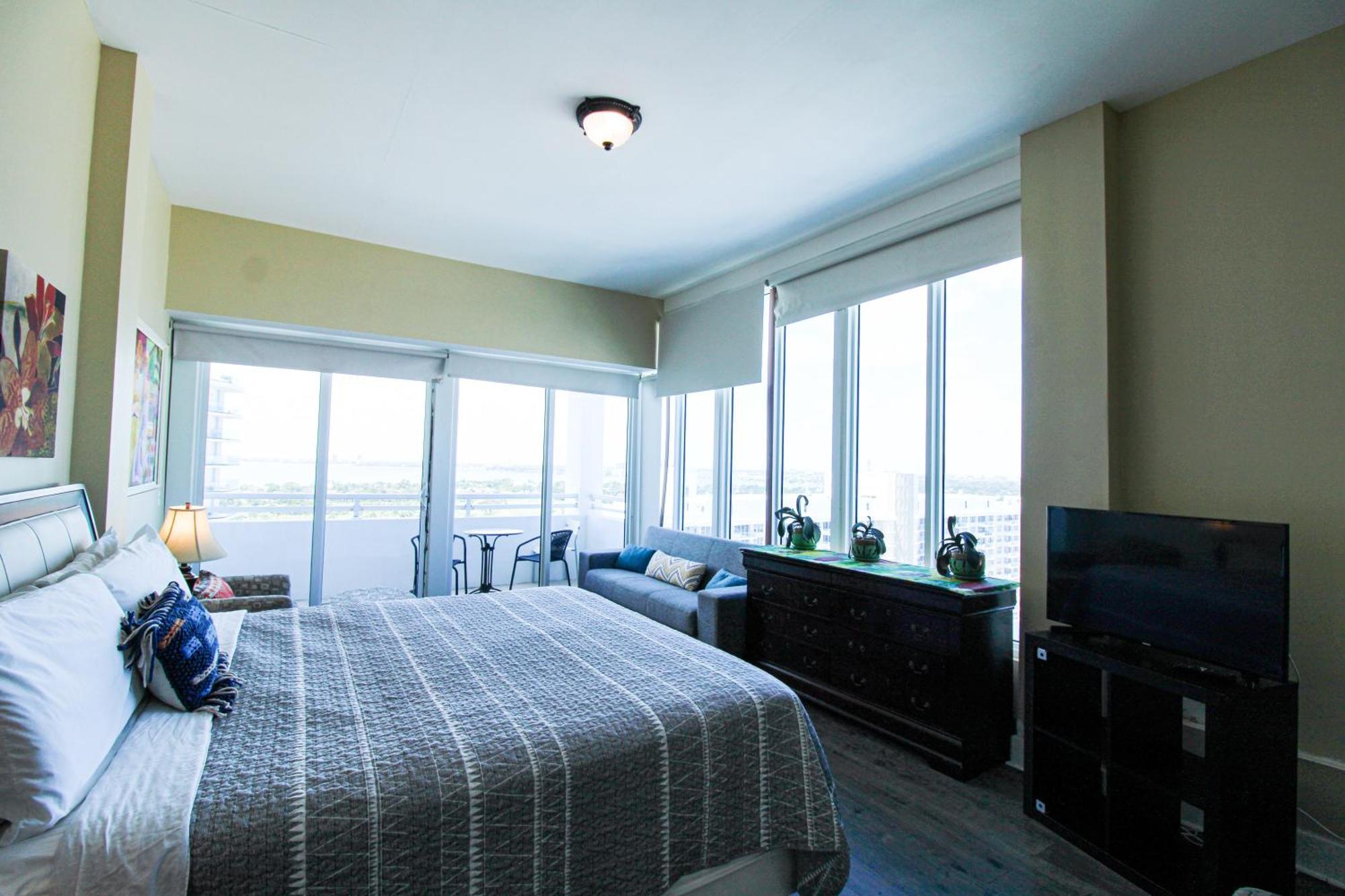 Castle Ph15 Spacious Penthouse With Balcony, Access, Pool, Tennis, Free Parking