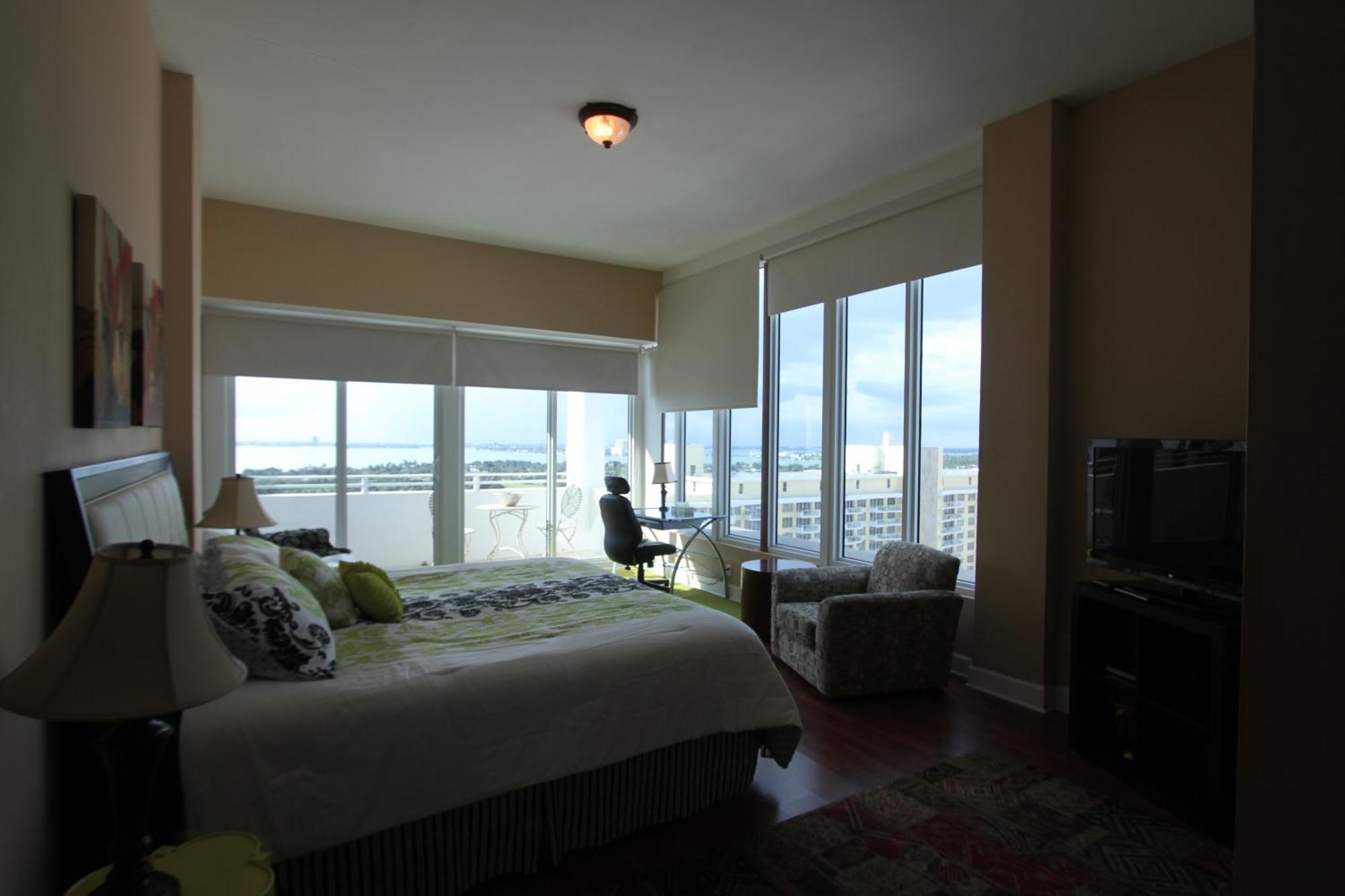 Castle Ph15 Spacious Penthouse With Balcony, Access, Pool, Tennis, Free Parking Holiday home Miami Beach