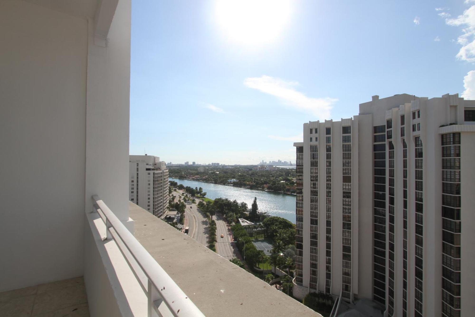 Castle Ph15 Spacious Penthouse With Balcony, Access, Pool, Tennis, Free Parking Miami Beach