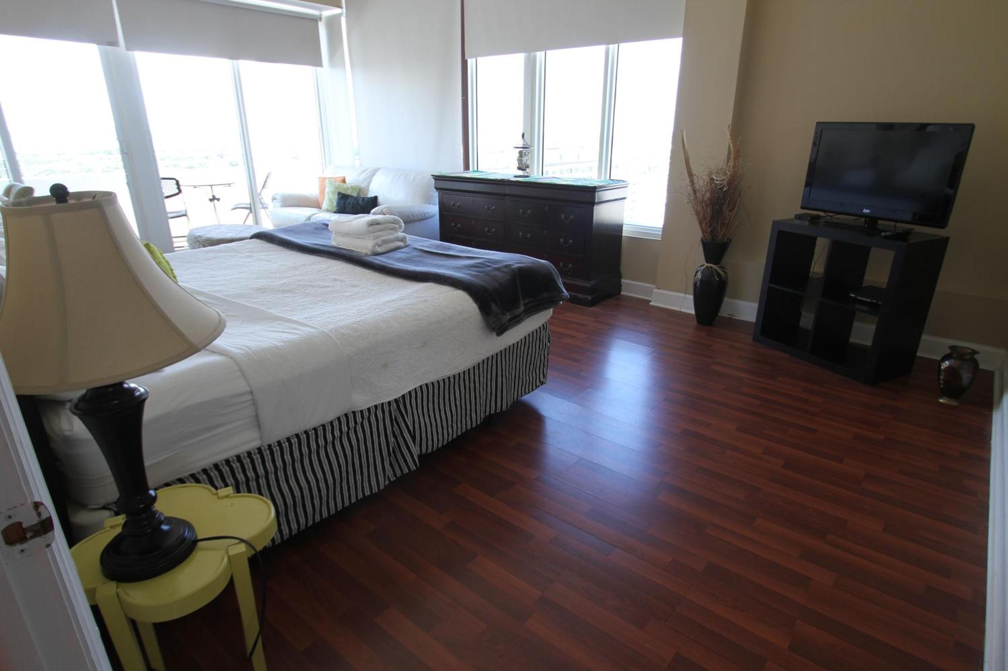 Castle Ph15 Spacious Penthouse With Balcony, Access, Pool, Tennis, Free Parking *