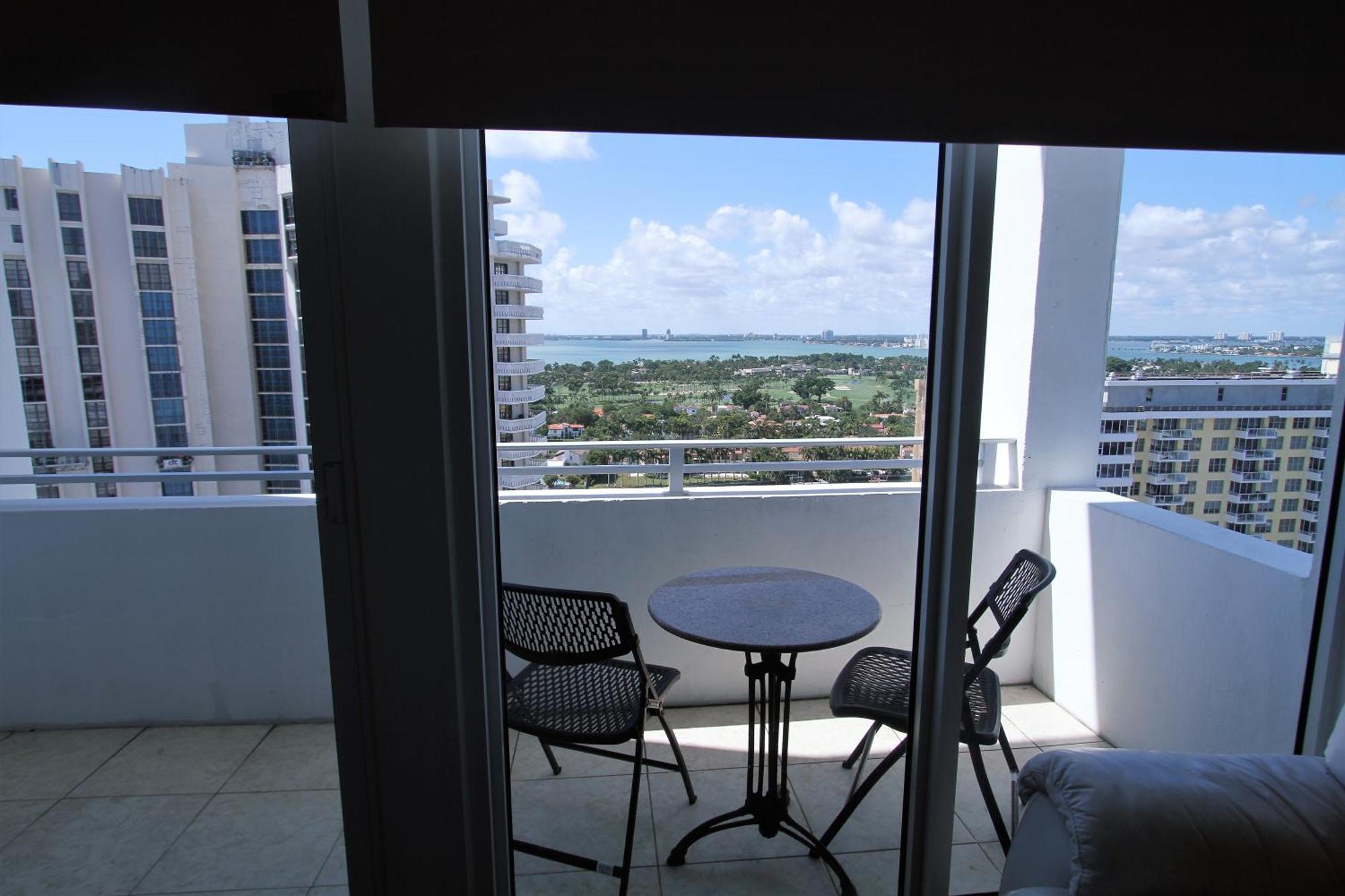 Castle Ph15 Spacious Penthouse With Balcony, Access, Pool, Tennis, Free Parking Holiday home Miami Beach