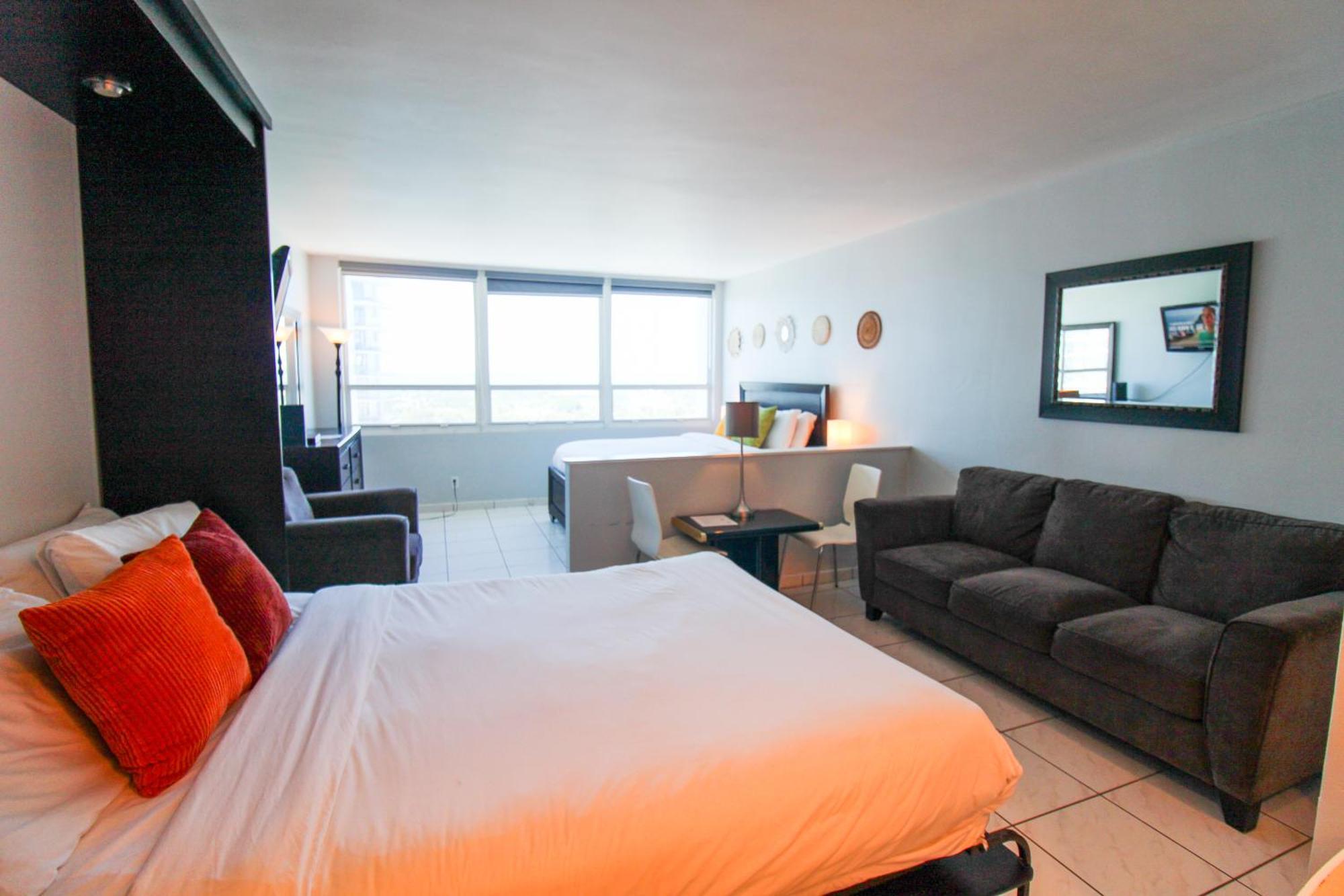 Castle 1221 Large With Free Parking, Pool, Tennis, Access, Tiki Bar... Holiday home Miami Beach
