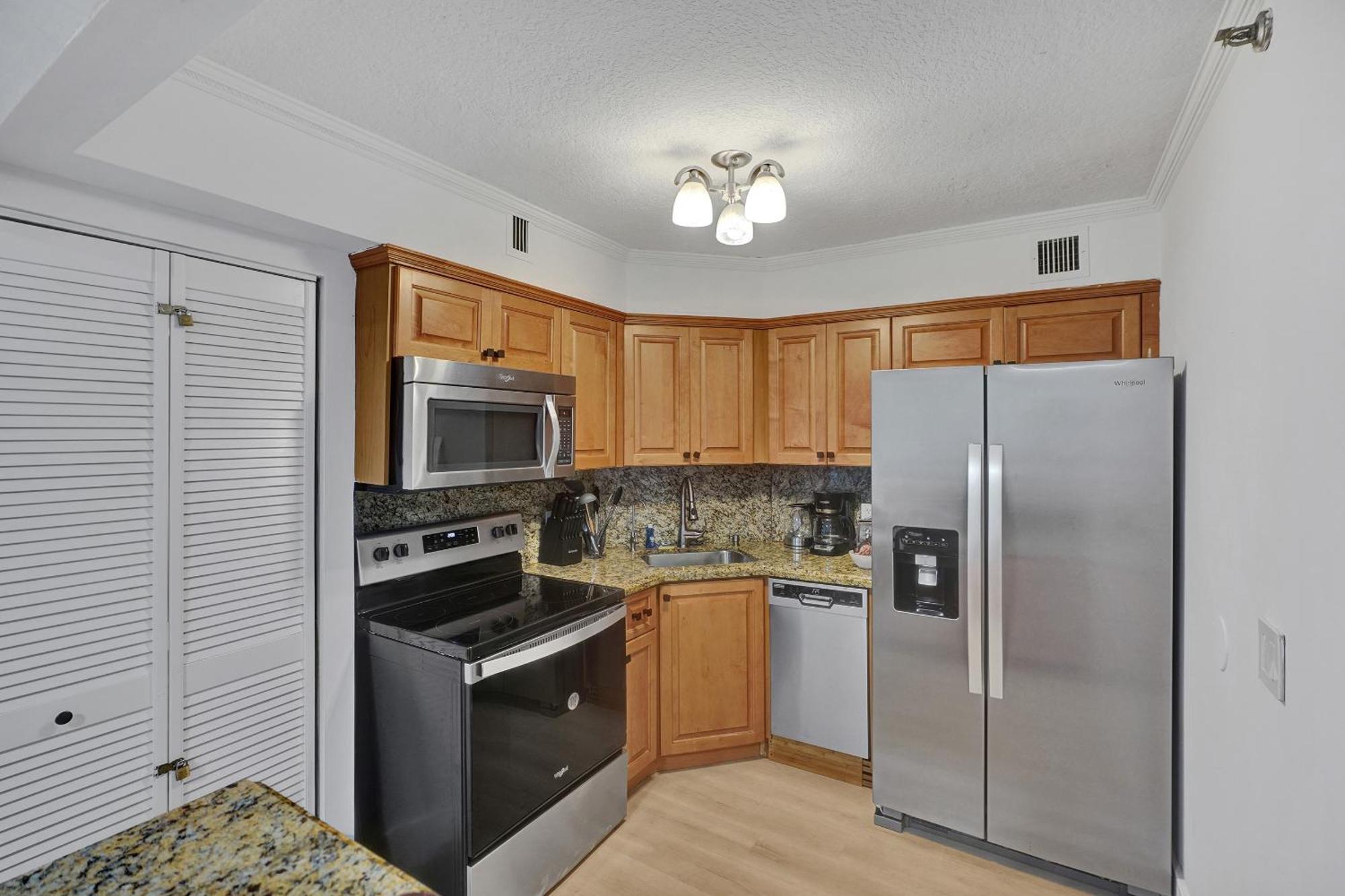 Chic 2-bedroom With Service & Gym / 1210 *