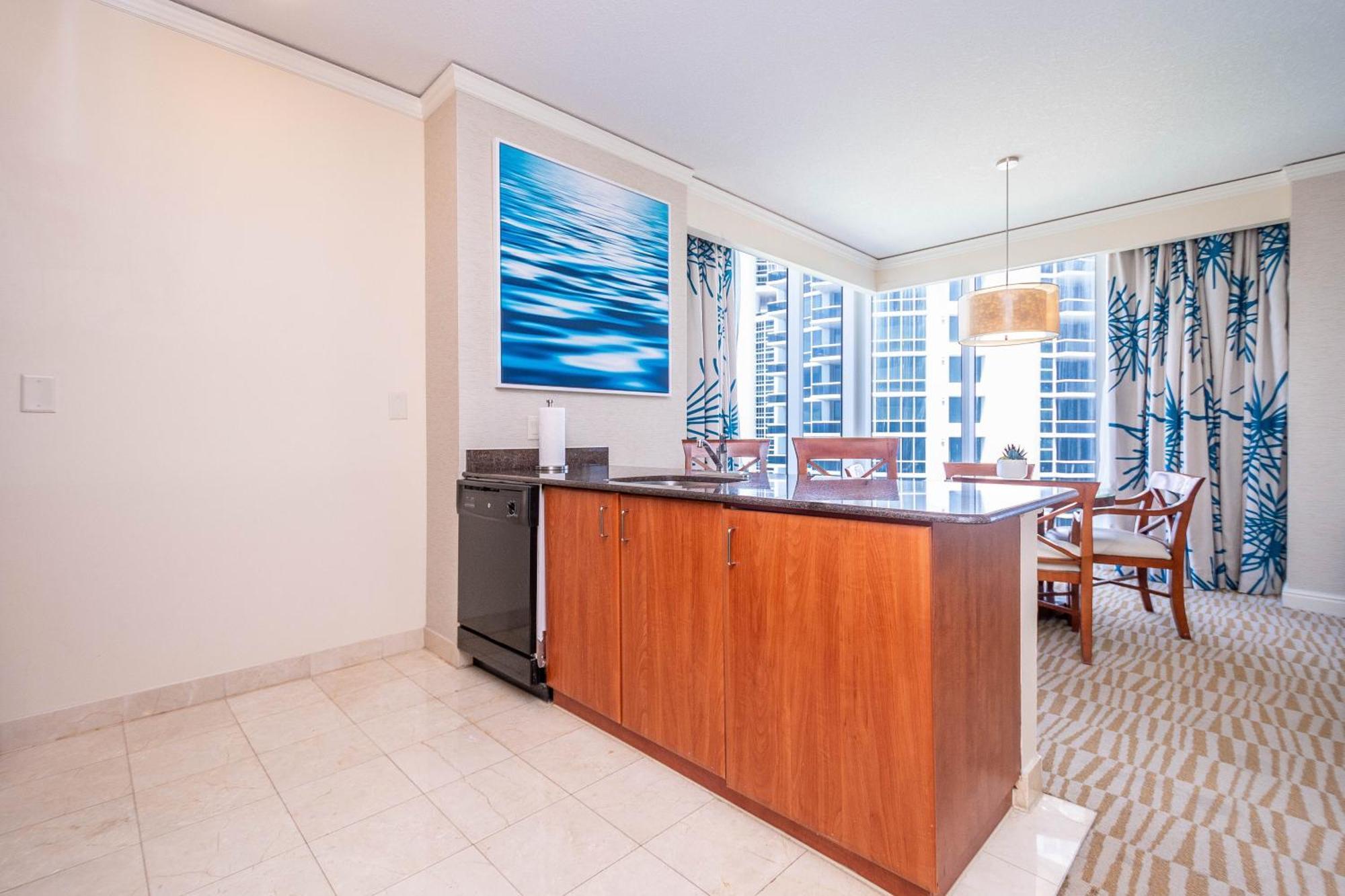 Apartment Luxury Trump International Ocean View 1100sf 1 Bd