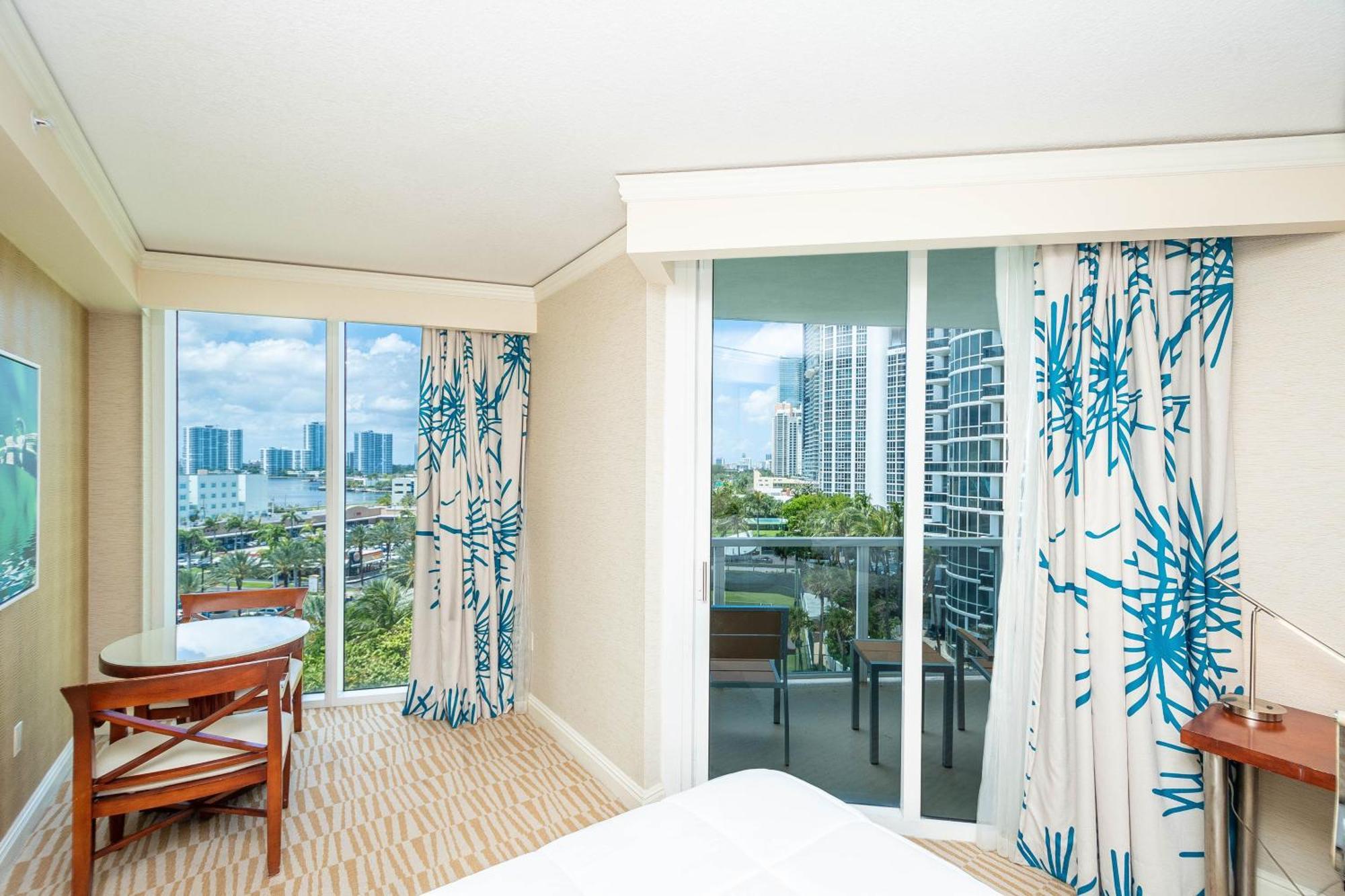 Apartment Luxury Trump International Ocean View 1100sf 1 Bd