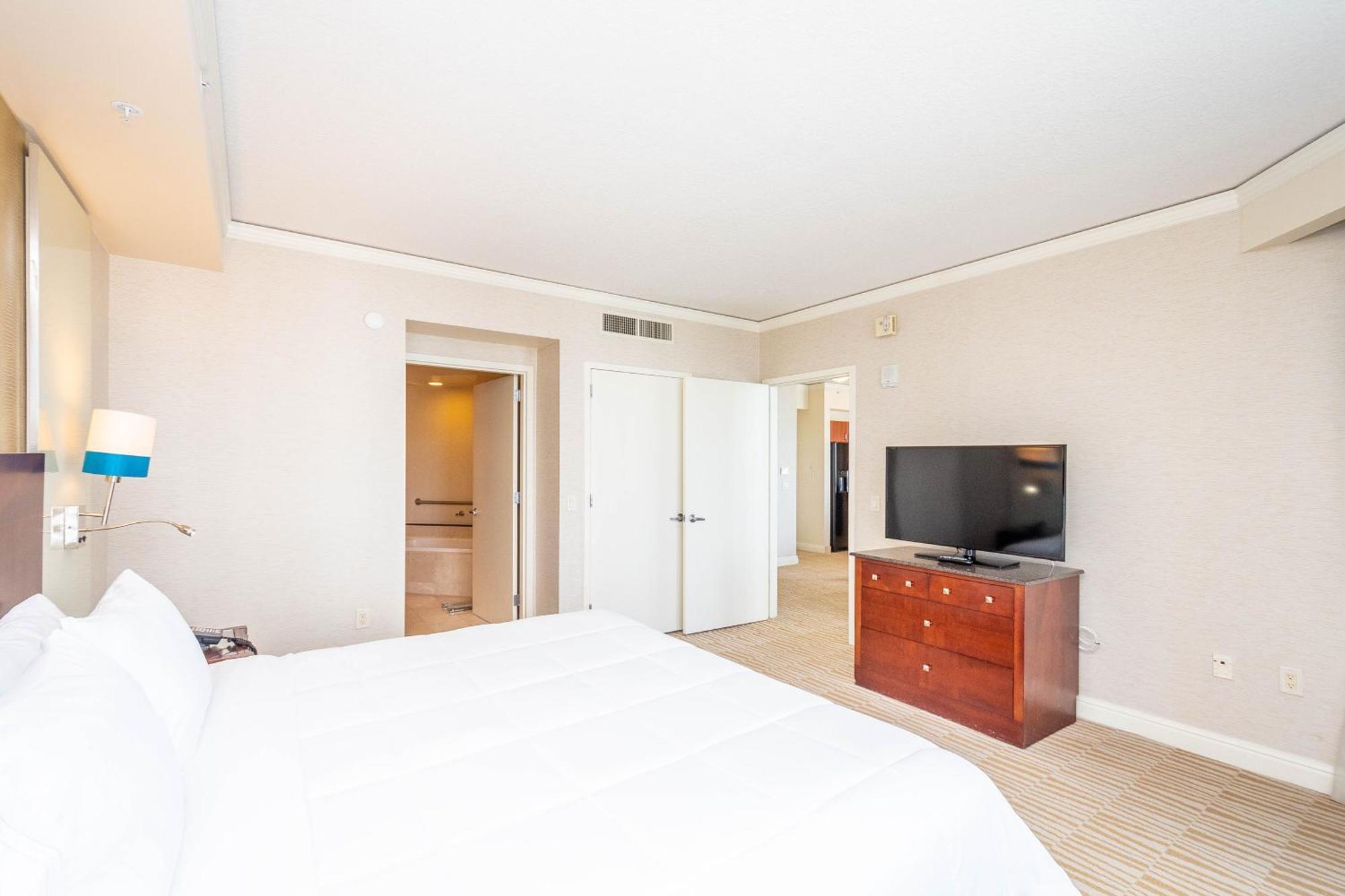 Luxury Trump International Ocean View 1100sf 1 Bd Apartment Miami Beach