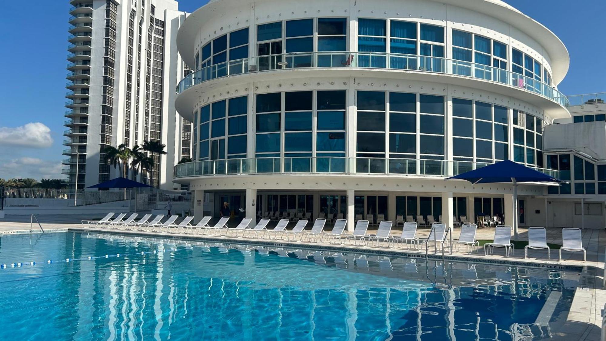 Shine Balcony 6 Apartment Miami Beach