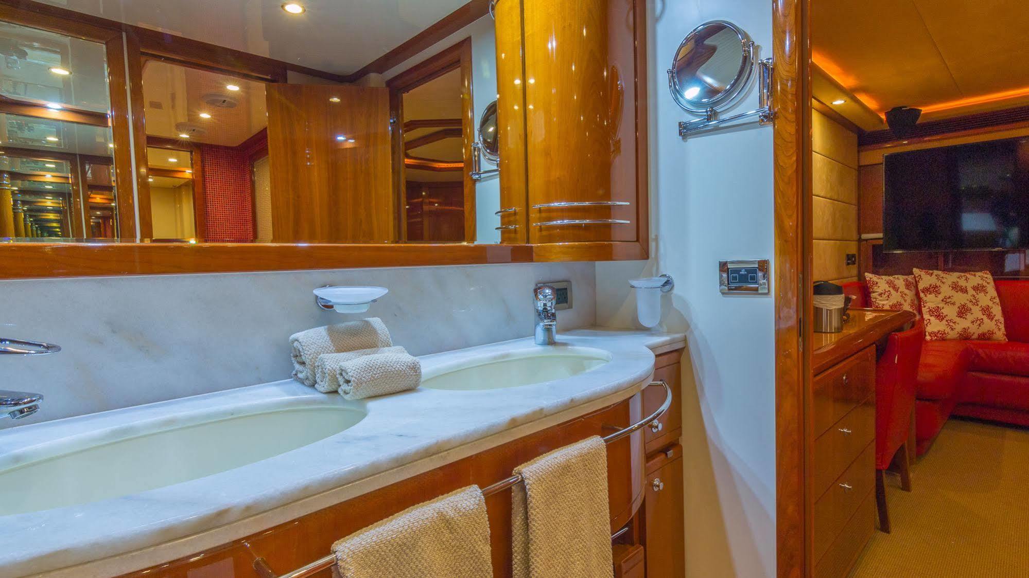 Miami Luxury Yacht Charters 4*