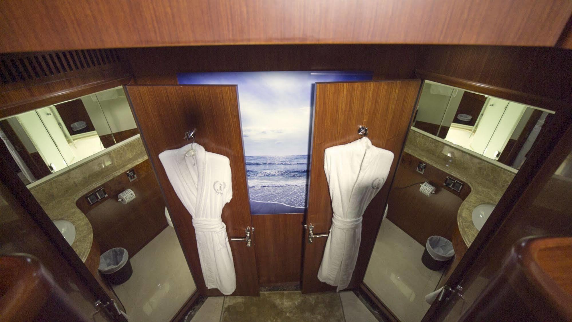Miami Luxury Yacht Charters 4*