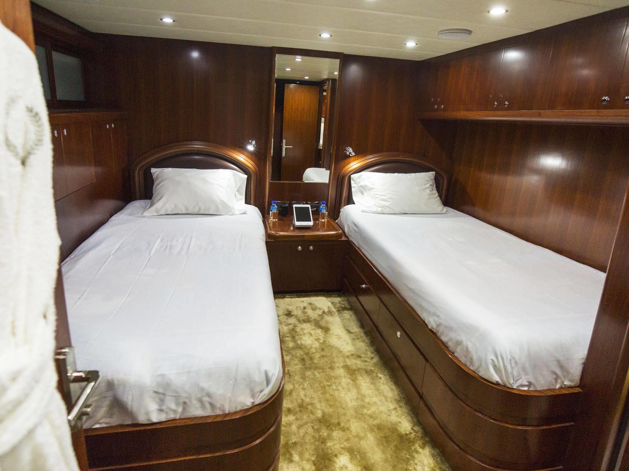 Hotel Miami Luxury Yacht Charters 4*