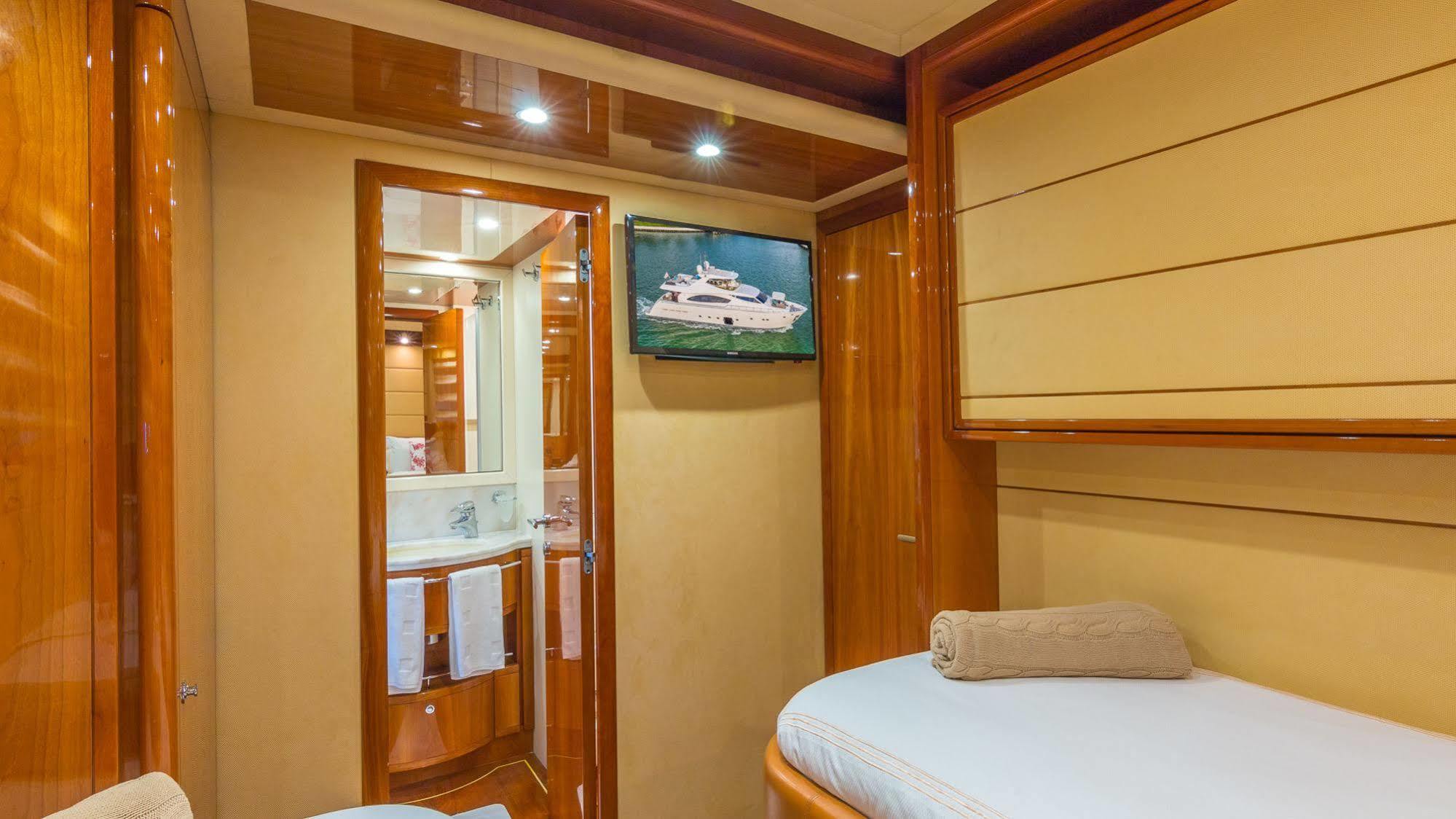 Miami Luxury Yacht Charters 4*