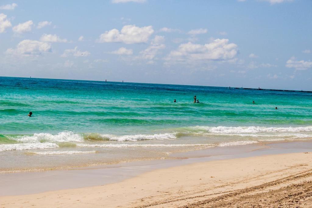 Ensuite Apt On Collins Ave * Miami Beach