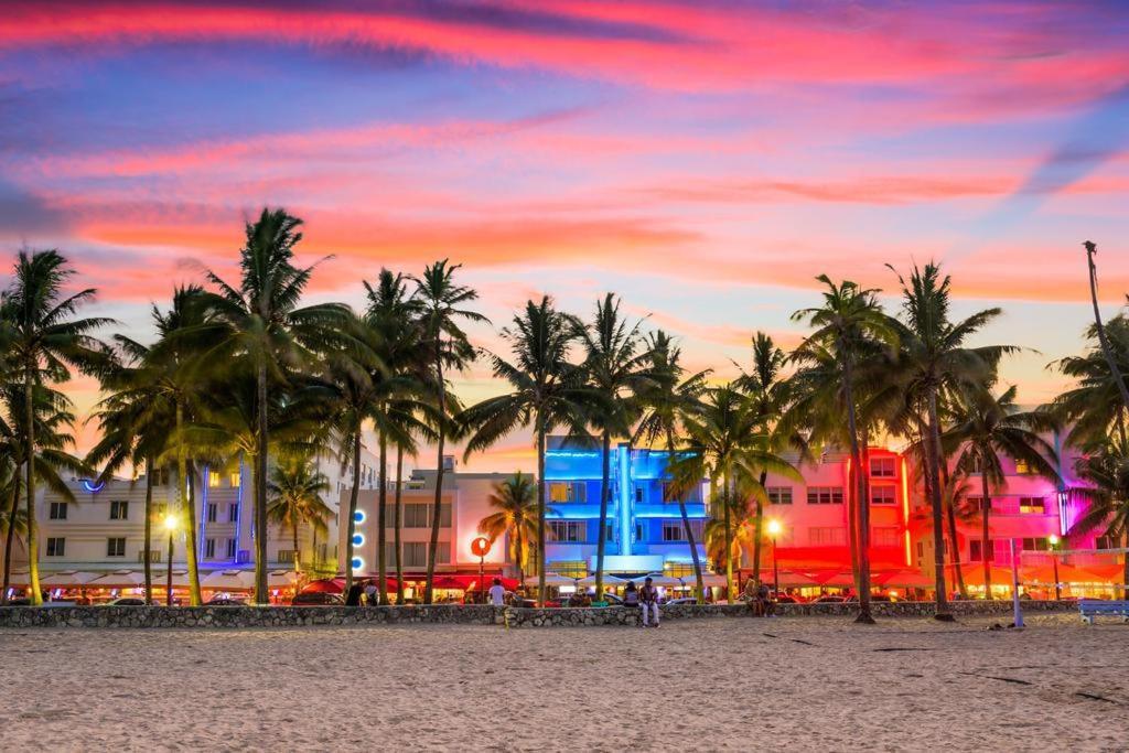 Ensuite Apt On Collins Ave * Miami Beach
