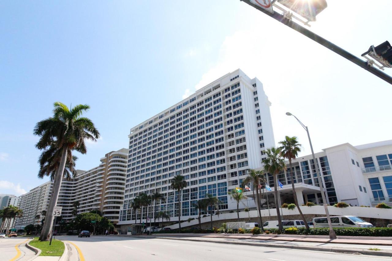 Castle Beach: Strawberry Lime Miami Beach